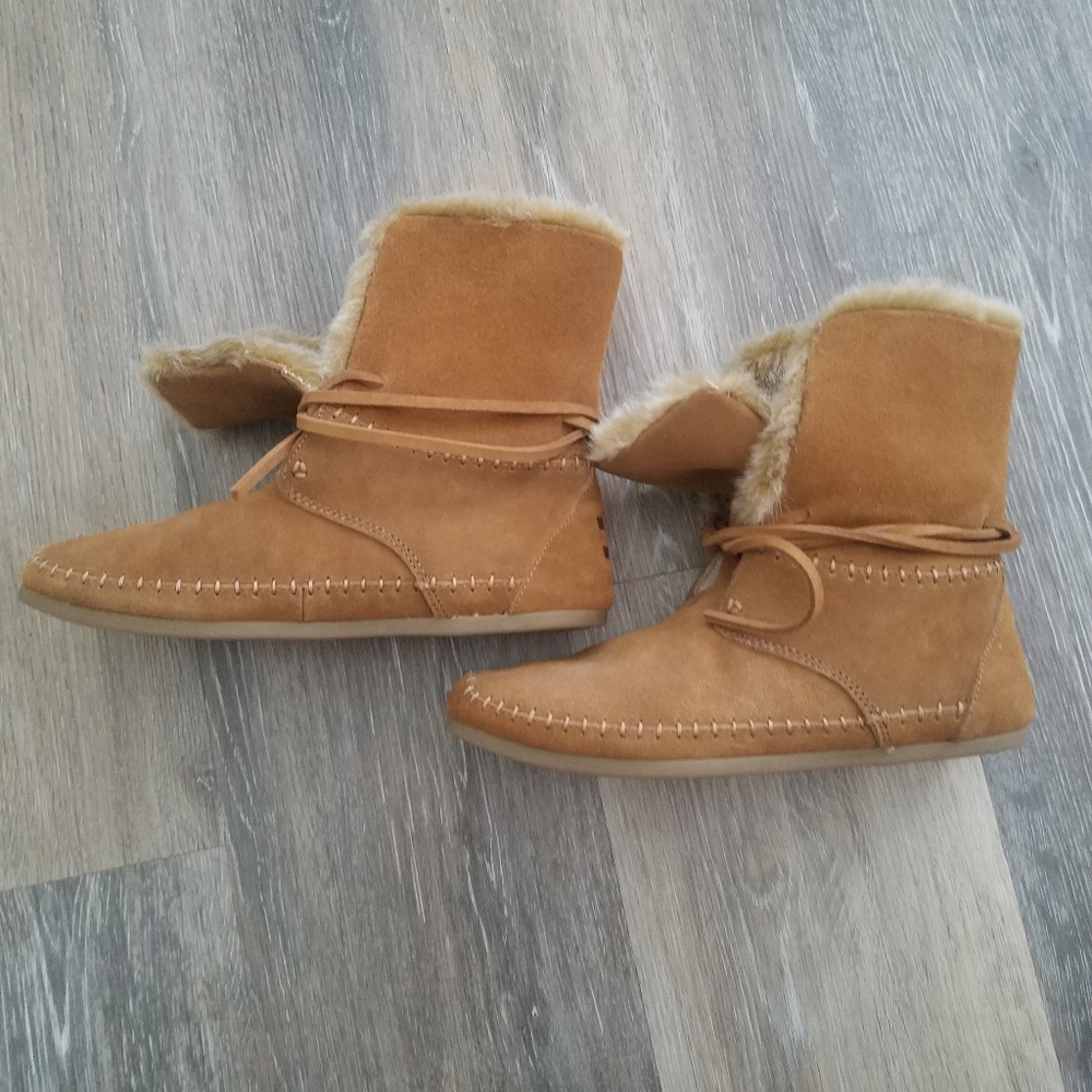 TOMS Slip on Boots with Fur
